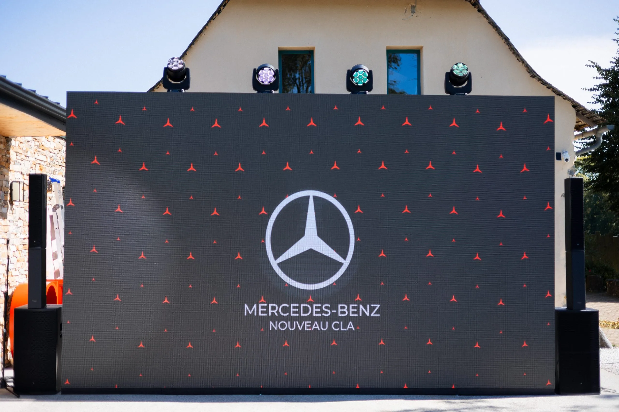 Location et installation écran géant LED plein jour pour concession automobile Landes